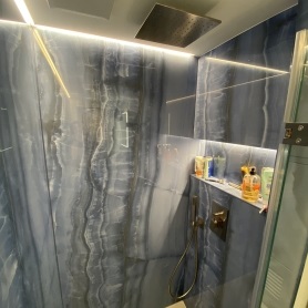 Badezimmer in blau saniert Loeliger AG